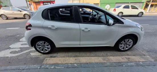 PEUGEOT-208-2019