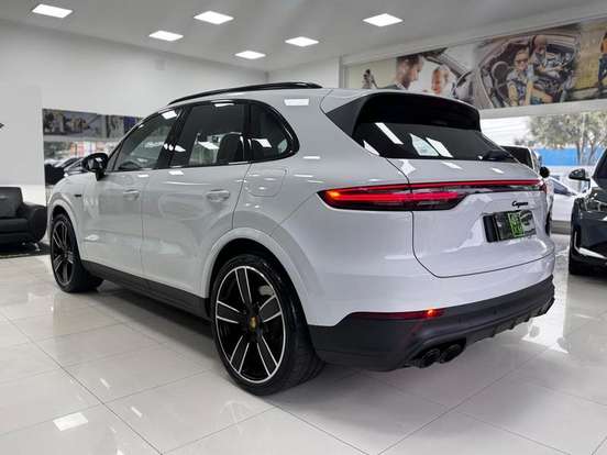 PORSCHE-CAYENNE-2023
