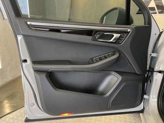 PORSCHE-MACAN-2023