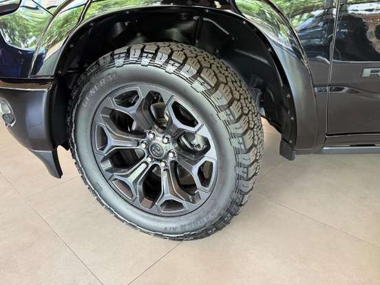 RAM-1500-5.7 V8 GASOLINA LIMITED NIGHT EDITION CD 4X4 AUTOMÁTICO RAM-1500-2023