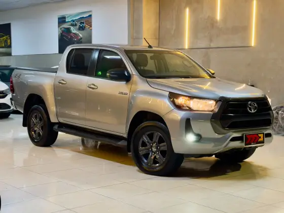 TOYOTA HILUX 2.8 D-4D TURBO DIESEL CD SR 4X4 AUTOMÁTICO