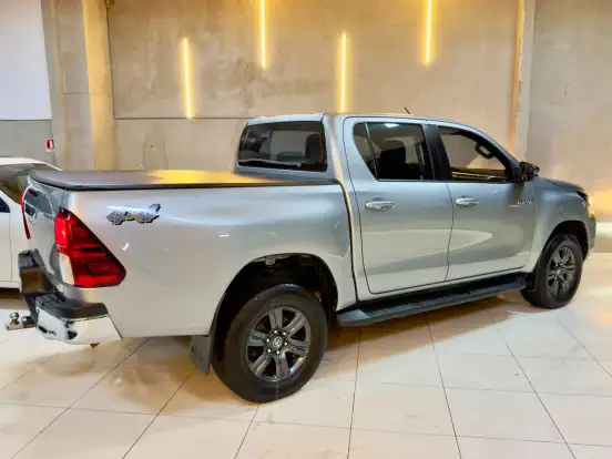 TOYOTA-HILUX-2.8 D-4D TURBO DIESEL CD SR 4X4 AUTOMÁTICO TOYOTA-HILUX-2023