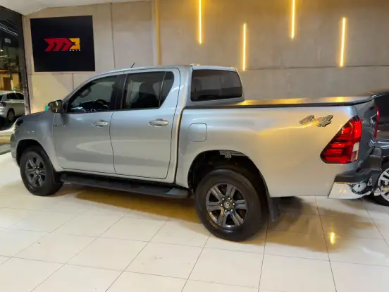 TOYOTA-HILUX-2023