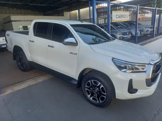 TOYOTA HILUX 2.8 D-4D TURBO DIESEL CD SRX 4X4 AUTOMÁTICO
