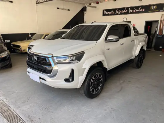 TOYOTA HILUX 2.8 D-4D TURBO DIESEL CD SRX PLUS 4X4 AUTOMÁTICO