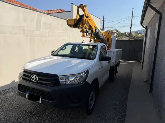 TOYOTA HILUX 2.8 D-4D TURBO DIESEL CS 4X4 MANUAL