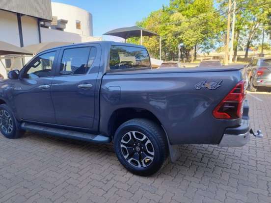 TOYOTA-HILUX-2.8 D-4D TURBO DIESEL CD SRV 4X4 AUTOMÁTICO TOYOTA-HILUX-2024