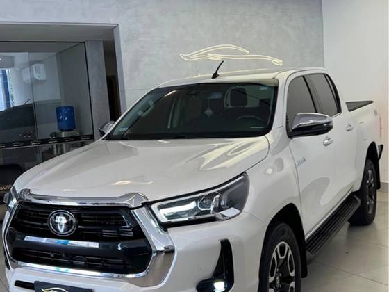 TOYOTA HILUX 2.8 D-4D TURBO DIESEL CD SRX 4X4 AUTOMÁTICO