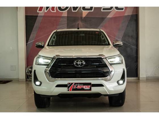 TOYOTA HILUX 2.8 D-4D TURBO DIESEL CD SRX 4X4 AUTOMÁTICO