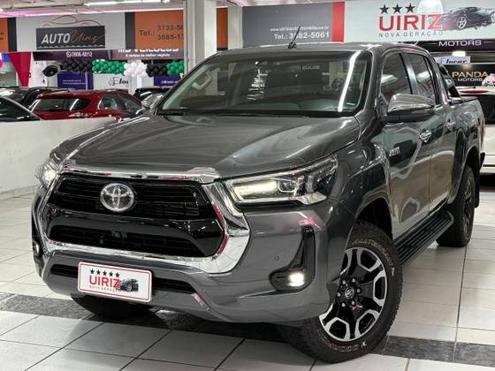 TOYOTA HILUX 2.8 D-4D TURBO DIESEL CD SRX 4X4 AUTOMÁTICO