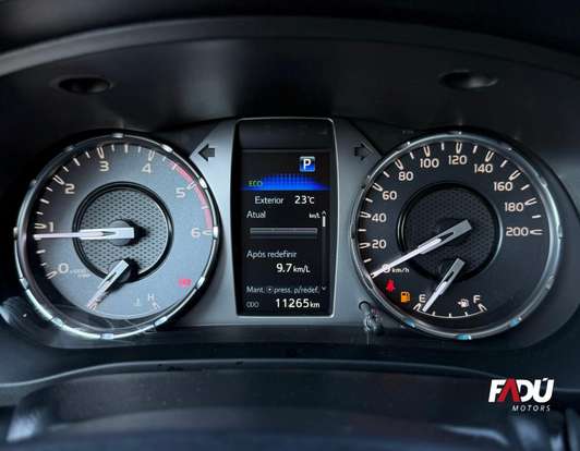 TOYOTA-HILUX-2.8 D-4D TURBO DIESEL CD SRX 4X4 AUTOMÁTICO TOYOTA-HILUX-2025