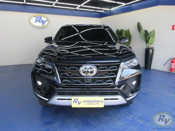 TOYOTA HILUX SW4 2.8 D-4D TURBO DIESEL DIAMOND 7L 4X4 AUTOMÁTICO