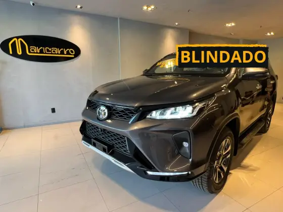 TOYOTA HILUX SW4 2.8 D-4D TURBO DIESEL DIAMOND 7L 4X4 AUTOMÁTICO