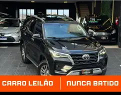 TOYOTA HILUX SW4 2.8 D-4D TURBO DIESEL SRX 7L 4X4 AUTOMÁTICO TOYOTA HILUX SW4 2.8 D-4D TURBO DIESEL SRX 7L 4X4 AUTOMÁTICO