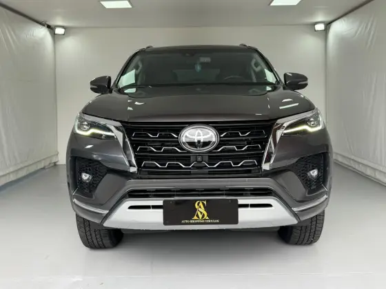 TOYOTA HILUX SW4 2.8 D-4D TURBO DIESEL SRX 7L 4X4 AUTOMÁTICO