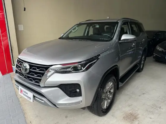 TOYOTA HILUX SW4 2.8 D-4D TURBO DIESEL SRX 7L 4X4 AUTOMÁTICO