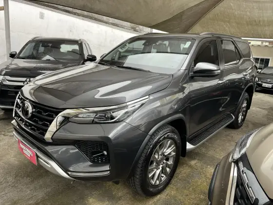 TOYOTA HILUX SW4 2.8 D-4D TURBO DIESEL SRX 7L 4X4 AUTOMÁTICO