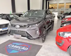TOYOTA HILUX SW4 2.8 D-4D TURBO DIESEL SRX PLATINUM 7L 4X4 AUTOMÁTICO TOYOTA HILUX SW4 2.8 D-4D TURBO DIESEL SRX PLATINUM 7L 4X4 AUTOMÁTICO