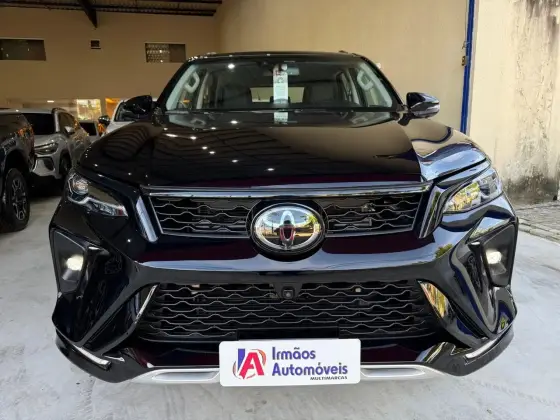 TOYOTA HILUX SW4 2.8 D-4D TURBO DIESEL SRX PLATINUM 7L 4X4 AUTOMÁTICO