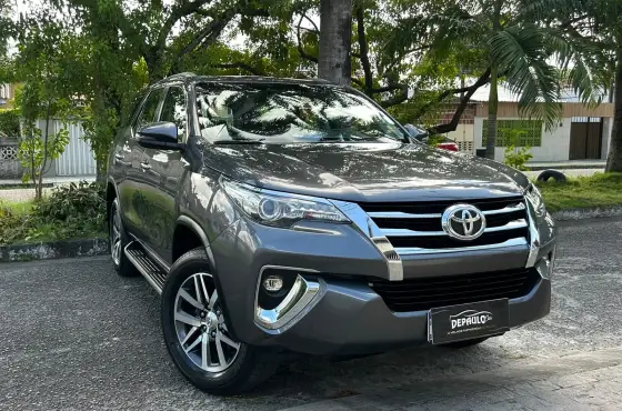 TOYOTA HILUX SW4 2.8 SRX 4X4 7 LUGARES 16V TURBO INTERCOOLER DIESEL 4P AUTOMÁTICO