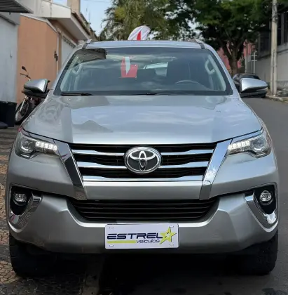 TOYOTA HILUX SW4 2.8 SRX 4X4 7 LUGARES 16V TURBO INTERCOOLER DIESEL 4P AUTOMÁTICO