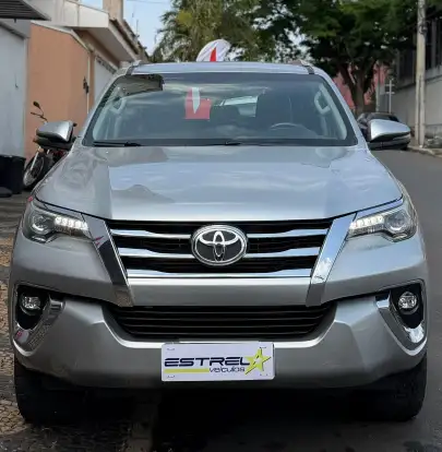 TOYOTA-HILUX SW4-2.8 SRX 4X4 7 LUGARES 16V TURBO INTERCOOLER DIESEL 4P AUTOMÁTICO TOYOTA-HILUX SW4-2017