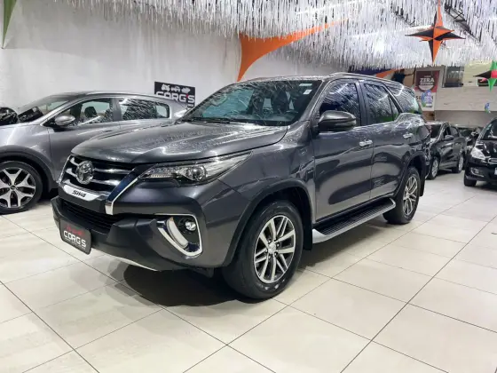 TOYOTA HILUX SW4 2.8 SRX 4X4 7 LUGARES 16V TURBO INTERCOOLER DIESEL 4P AUTOMÁTICO