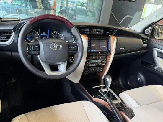 TOYOTA-HILUX SW4-2.8 SRX DIAMOND 4X4 7 LUGARES 16V TURBO INTERCOOLER DIESEL 4P AUTOMÁTICO TOYOTA-HILUX SW4-2018