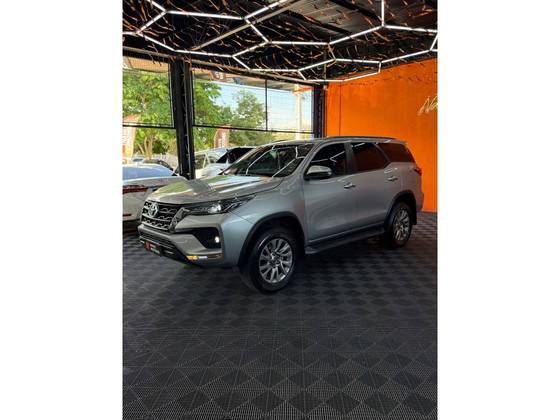 TOYOTA HILUX SW4 2.7 VVT-i FLEX SRV 7L 4X2 AUTOMÁTICO