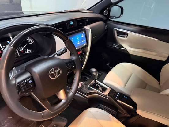 TOYOTA-HILUX SW4-2024
