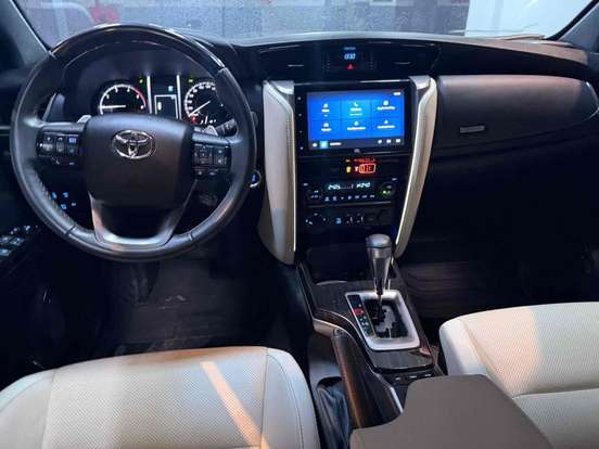 TOYOTA-HILUX SW4-2024