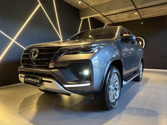 TOYOTA HILUX SW4 2.8 D-4D TURBO DIESEL SRX 4X4 AUTOMÁTICO