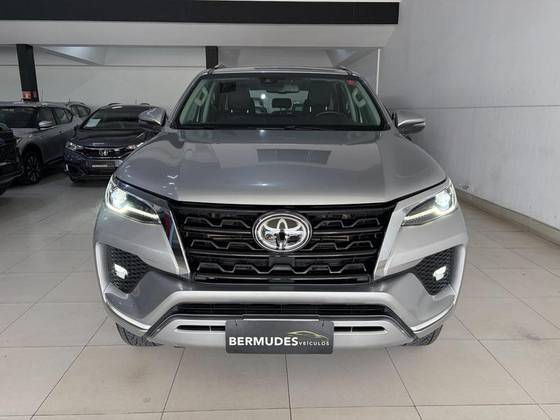 TOYOTA HILUX SW4 2.8 D-4D TURBO DIESEL SRX 4X4 AUTOMÁTICO
