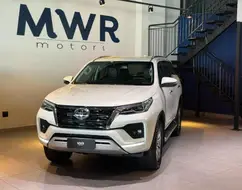 TOYOTA HILUX SW4 2.8 D-4D TURBO DIESEL SRX 4X4 AUTOMÁTICO TOYOTA HILUX SW4 2.8 D-4D TURBO DIESEL SRX 4X4 AUTOMÁTICO