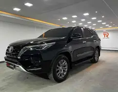 TOYOTA HILUX SW4 2.8 D-4D TURBO DIESEL SRX 7L 4X4 AUTOMÁTICO TOYOTA HILUX SW4 2.8 D-4D TURBO DIESEL SRX 7L 4X4 AUTOMÁTICO