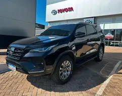 TOYOTA HILUX SW4 2.8 D-4D TURBO DIESEL SRX 7L 4X4 AUTOMÁTICO TOYOTA HILUX SW4 2.8 D-4D TURBO DIESEL SRX 7L 4X4 AUTOMÁTICO