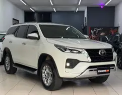 TOYOTA HILUX SW4 2.8 D-4D TURBO DIESEL SRX 7L 4X4 AUTOMÁTICO TOYOTA HILUX SW4 2.8 D-4D TURBO DIESEL SRX 7L 4X4 AUTOMÁTICO
