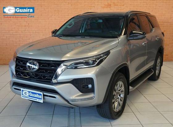 TOYOTA HILUX SW4 2.8 D-4D TURBO DIESEL SRX 7L 4X4 AUTOMÁTICO