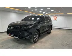 TOYOTA HILUX SW4 2.8 D-4D TURBO DIESEL SRX PLATINUM 7L 4X4 AUTOMÁTICO TOYOTA HILUX SW4 2.8 D-4D TURBO DIESEL SRX PLATINUM 7L 4X4 AUTOMÁTICO
