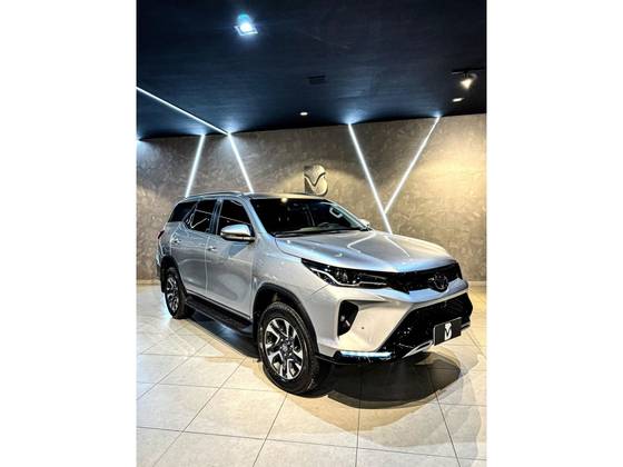 TOYOTA HILUX SW4 2.8 D-4D TURBO DIESEL SRX PLATINUM 7L 4X4 AUTOMÁTICO