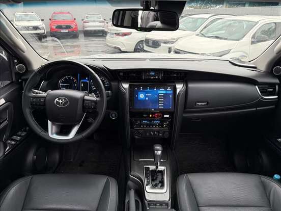 TOYOTA-HILUX SW4-2025