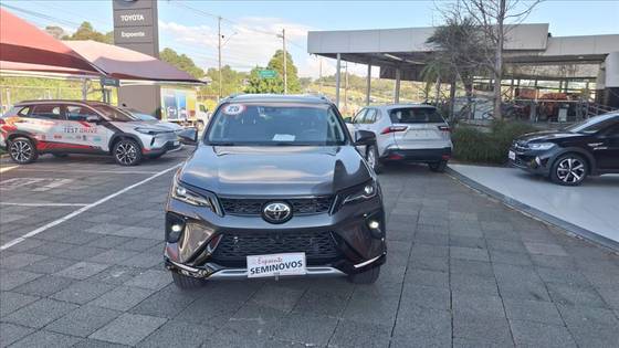 TOYOTA HILUX SW4 2.8 D-4D TURBO DIESEL SRX PLATINUM 7L 4X4 AUTOMÁTICO