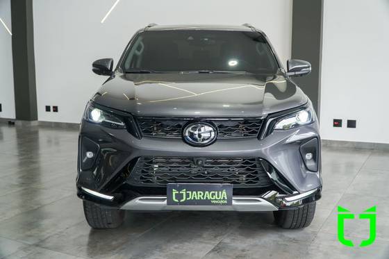 TOYOTA HILUX SW4 2.8 D-4D TURBO DIESEL SRX PLATINUM 7L 4X4 AUTOMÁTICO