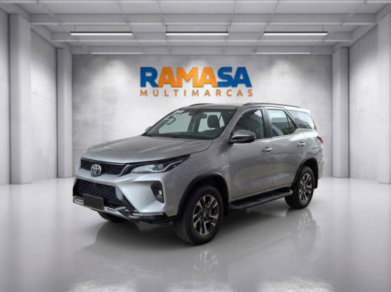 TOYOTA HILUX SW4 2.8 D-4D TURBO DIESEL SRX PLATINUM 7L 4X4 AUTOMÁTICO
