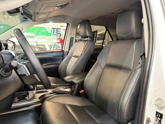 TOYOTA-HILUX SW4-2025