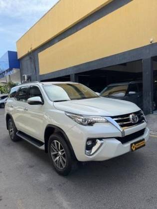 TOYOTA HILUX SW4 2.8 SRX 4X4 7 LUGARES 16V TURBO INTERCOOLER DIESEL 4P AUTOMÁTICO
