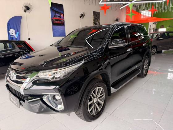 TOYOTA HILUX SW4 2.8 SRX 4X4 7 LUGARES 16V TURBO INTERCOOLER DIESEL 4P AUTOMÁTICO