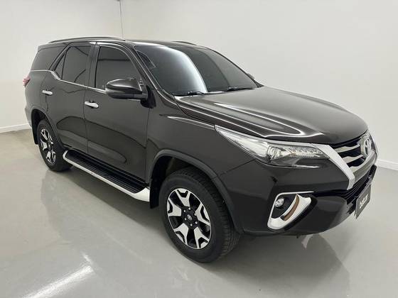 TOYOTA HILUX SW4 2.8 SRX DIAMOND 4X4 7 LUGARES 16V TURBO INTERCOOLER DIESEL 4P AUTOMÁTICO