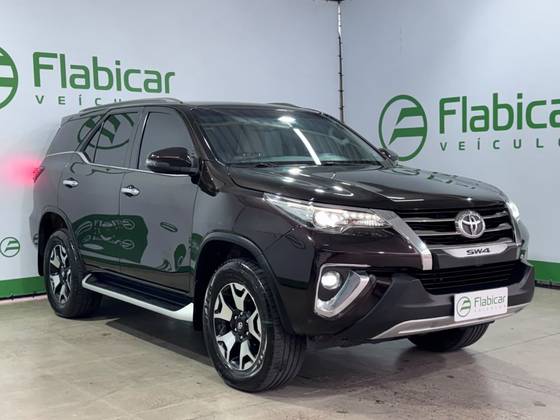 TOYOTA HILUX SW4 2.8 SRX DIAMOND 4X4 7 LUGARES 16V TURBO INTERCOOLER DIESEL 4P AUTOMÁTICO