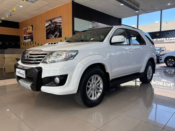 TOYOTA HILUX SW4 3.0 SRV 4X4 7 LUGARES 16V TURBO INTERCOOLER DIESEL 4P AUTOMÁTICO